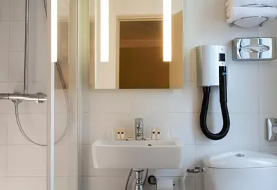 Salle de bains dans l'établissement Timhotel Paris Gare Montparnasse