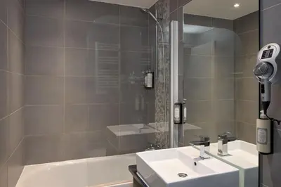 Salle de bains dans l'établissement Timhotel Paris Gare Montparnasse