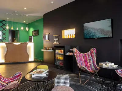 Télévision ou salle de divertissement dans l'établissement Ibis Styles Paris Gare Saint Lazare