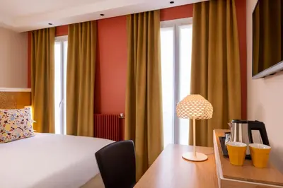 Un ou plusieurs lits dans un hébergement de l'établissement Hotel Elysees 8