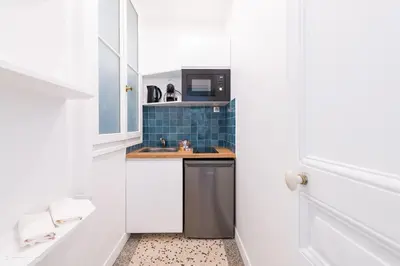 Cuisine ou kitchenette dans l'établissement HotelHome Paris 16