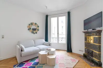 Télévision ou salle de divertissement dans l'établissement HotelHome Paris 16