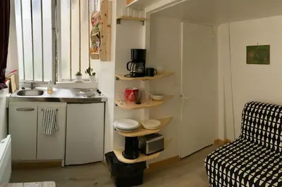 Cuisine ou kitchenette dans l'établissement Maisonnette studio sur cour