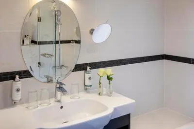 Salle de bains dans l'établissement Hotel Plaza Elysées