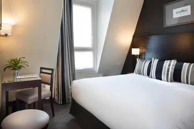 Un ou plusieurs lits dans un hébergement de l'établissement Hôtel Albert 1er Paris Lafayette