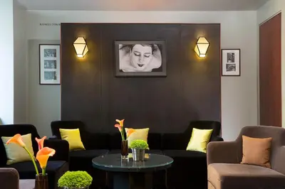 Coin salon dans l'établissement Hôtel A La Villa des Artistes