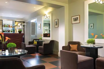 Coin salon dans l'établissement Hôtel A La Villa des Artistes
