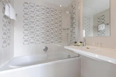 Salle de bains dans l'établissement Hôtel A La Villa des Artistes