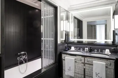 Salle de bains dans l'établissement J.K. Place Paris