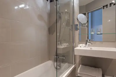 Salle de bains dans l'établissement Hotel France Albion