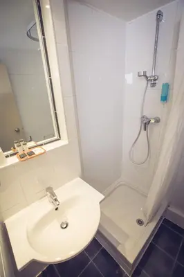 Salle de bains dans l'établissement Timhotel Paris Gare de Lyon
