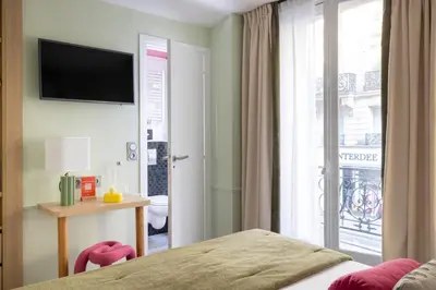 Un ou plusieurs lits dans un hébergement de l'établissement Hotel La Folie des Pres - Saint-Germain-des-Pres