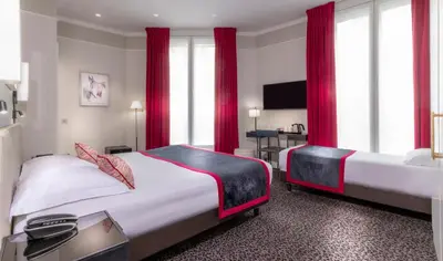 Un ou plusieurs lits dans un hébergement de l'établissement Hôtel Du Bois Champs-Elysées
