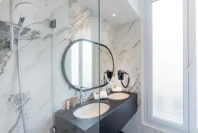 Salle de bains dans l'établissement Hôtel Du Bois Champs-Elysées