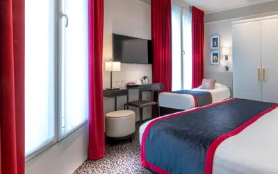 Un ou plusieurs lits dans un hébergement de l'établissement Hôtel Du Bois Champs-Elysées