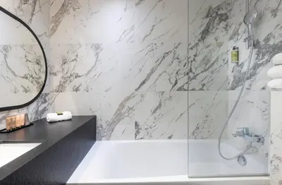 Salle de bains dans l'établissement Hôtel Du Bois Champs-Elysées
