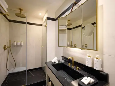 Salle de bains dans l'établissement l'Echiquier Opéra Hotel Paris - MGallery Collection