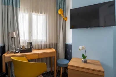 Télévision ou salle de divertissement dans l'établissement Hôtel Augustin - Astotel