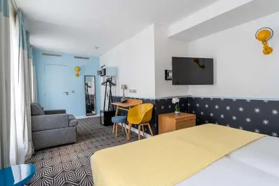 Télévision ou salle de divertissement dans l'établissement Hôtel Augustin - Astotel