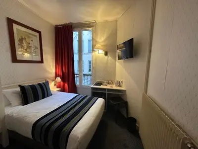 Télévision ou salle de divertissement dans l'établissement Hôtel Opera Deauville