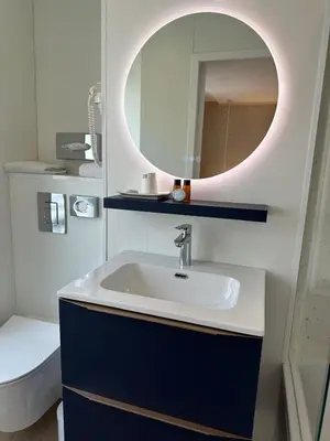 Salle de bains dans l'établissement Hôtel Opera Deauville