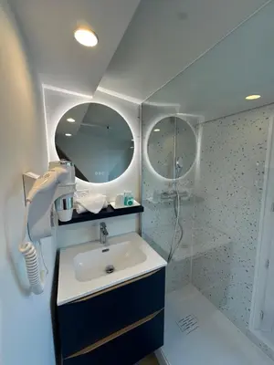 Salle de bains dans l'établissement Hôtel Opera Deauville