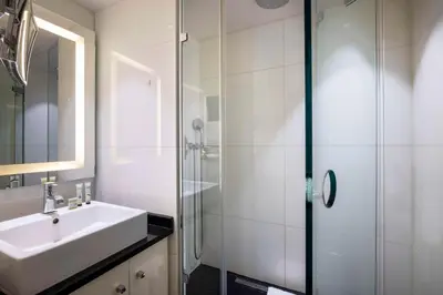 Salle de bains dans l'établissement Best Western Plus Bretagne Montparnasse