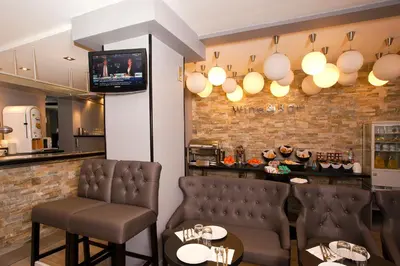 Télévision ou salle de divertissement dans l'établissement Hôtel Eden Opéra