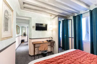 Télévision ou salle de divertissement dans l'établissement Dauphine Saint Germain