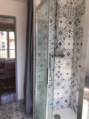 Salle de bains dans l'établissement Appartement Lombards 2 bedroom CityCosy