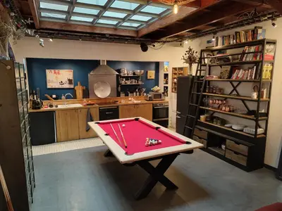 Billard dans l'établissement Atelier d'artiste - Loft with garden center of Paris