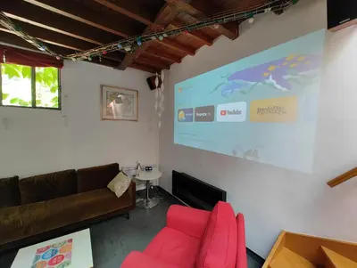 Télévision ou salle de divertissement dans l'établissement Atelier d'artiste - Loft with garden center of Paris