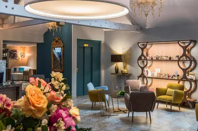 Coin salon dans l'établissement Hôtel Mercure Paris Suresnes Longchamp