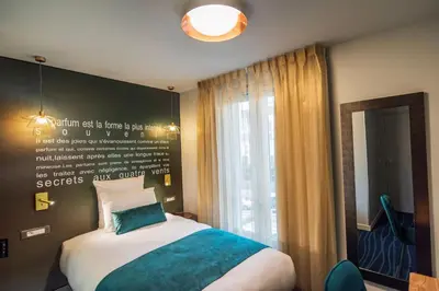 Un ou plusieurs lits dans un hébergement de l'établissement Hôtel Mercure Paris Suresnes Longchamp