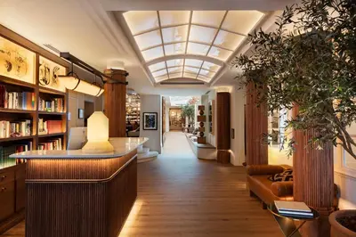 Bibliothèque dans l'hôtel