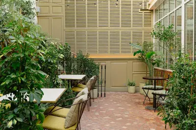 Jardin de l'établissement Hotel Pulitzer Paris