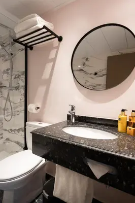 Salle de bains dans l'établissement Royal Saint Germain