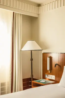 Un ou plusieurs lits dans un hébergement de l'établissement Hôtel Des Grands Voyageurs