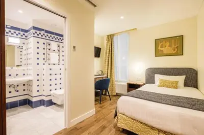 Un ou plusieurs lits dans un hébergement de l'établissement Hotel Boileau