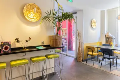 Coin salon dans l'établissement Accueil Hôtel Paris Pigalle Montmartre