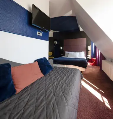 Télévision ou salle de divertissement dans l'établissement Accueil Hôtel Paris Pigalle Montmartre