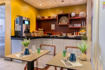 Cuisine ou kitchenette dans l'établissement Accueil Hôtel Paris Pigalle Montmartre
