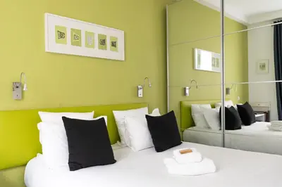Un ou plusieurs lits dans un hébergement de l'établissement Porte de Versailles Hotel