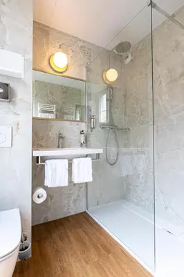 Salle de bains dans l'établissement Hôtel Montcalm