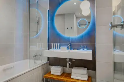 Salle de bains dans l'établissement Le Méridien Paris Arc De Triomphe