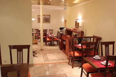 Restaurant ou autre lieu de restauration dans l'établissement Metropol