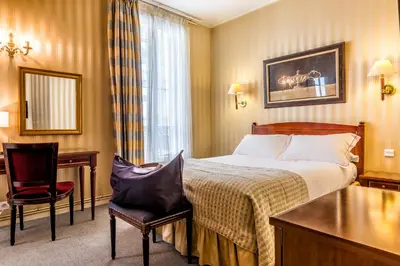 Un ou plusieurs lits dans un hébergement de l'établissement Hotel Regence Paris