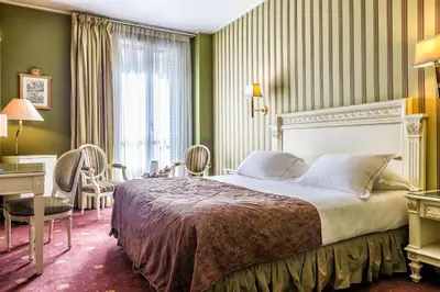 Un ou plusieurs lits dans un hébergement de l'établissement Hotel Regence Paris