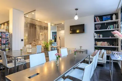 Bibliothèque dans l'hôtel