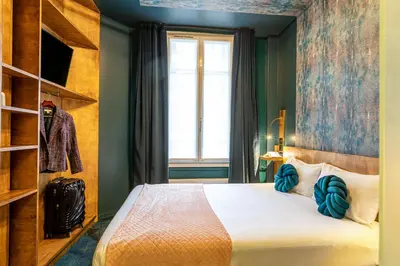 Un ou plusieurs lits dans un hébergement de l'établissement Hotel Glasgow Monceau by Patrick Hayat
